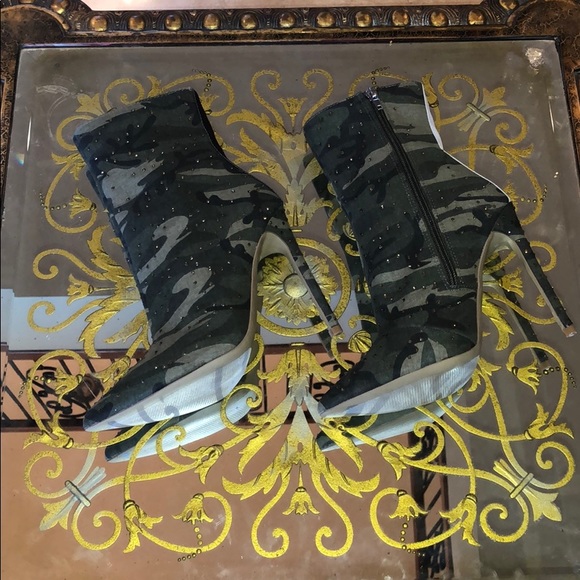 Like New Worn Once Steve Madden High-Heeled Bootie - Picture 4 of 8